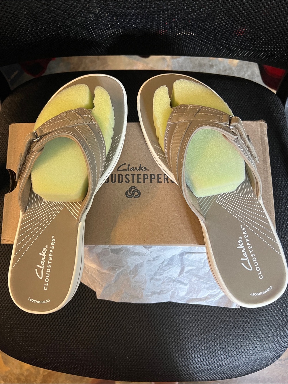 Clarks Cloudsteppers Women's Taupe and Light Green Flip Flop Sandals